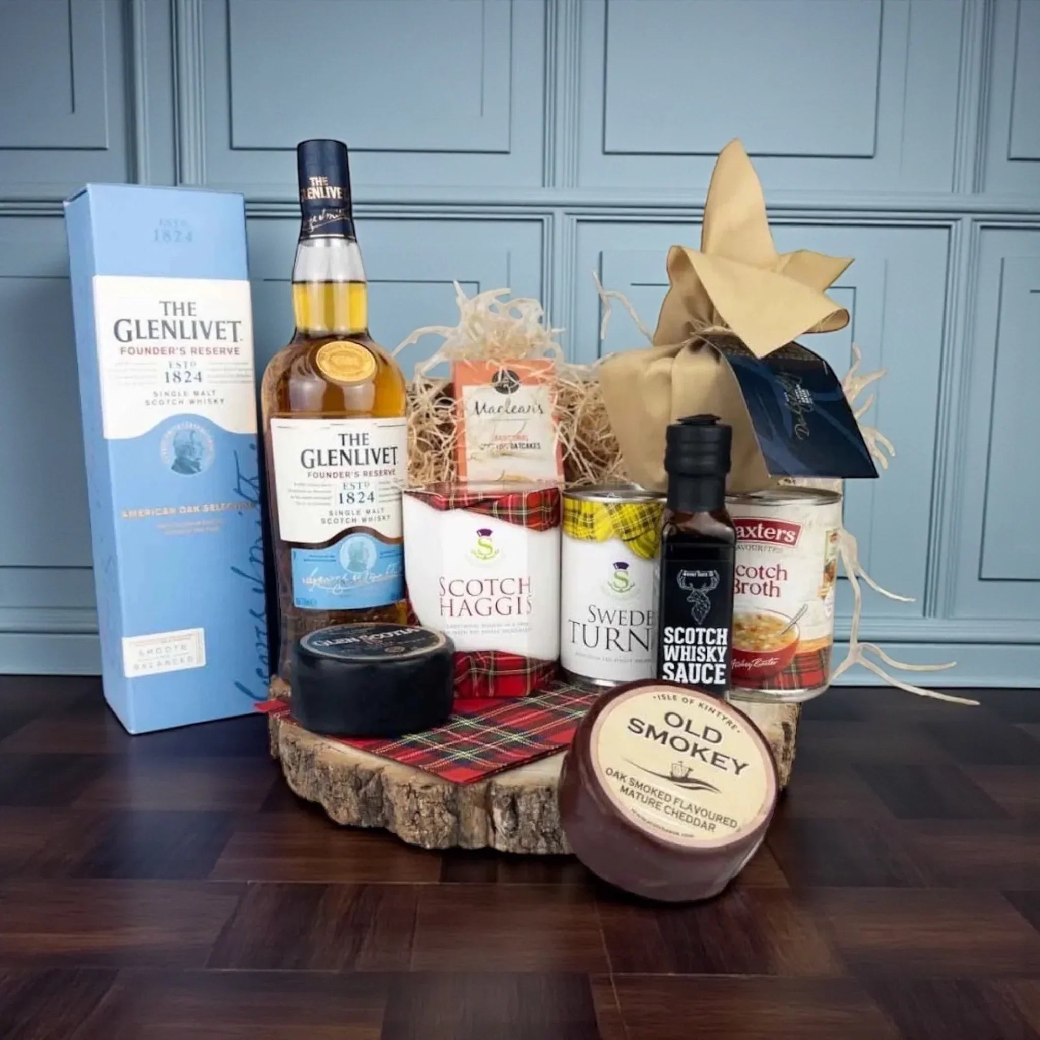 Traditional Scottish haggis hamper with oatcakes and Scottish delicacies – a classic Scottish food gift.