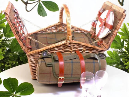 Scottish Feast with White Wine - Scottish Hampers
